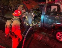 Bomberos de Puerto Vallarta retomaron los trabajos de extinción luego de que los vecinos del lugar lograran contener el incendio en su fase de crecimiento. ESPECIAL / FACEBOOK Protección Civil y Bomberos Puerto Vallarta
