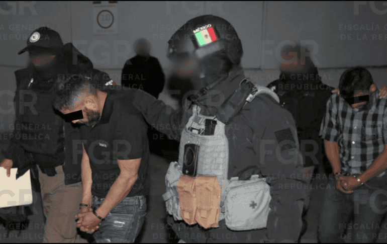 En Tapalpa, Fiscalía General de la República (FGR) aseguró armamento variado, así como a dos integrantes de una organización criminal. ESPECIAL / Fiscalía General de la República (FGR)