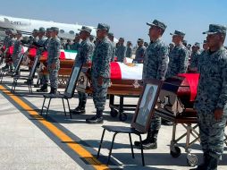Los féretros se cubrieron con la Bandera Nacional y se montó una guardia de honor. X/Defensamx1
