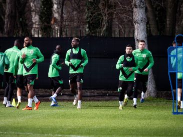 Jugadores del Ferencváros entrenan para afrontar el reto de vencer al Ludogorets, que llega con ventaja al partido definitivo. EFE/B. Bodnar