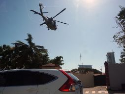 Un helicóptero de la Marina realiza un vuelo de vigilancia en Puerto Vallarta, efectivos de la Secretaria de la Marina (SEMAR) patrullan el municipio. EFE/ A. Montero