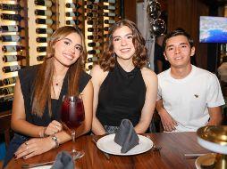 Claudia Zaragoza, Allison Cuevas y César Espinoza. GENTE BIEN JAISCO / T. Martínez