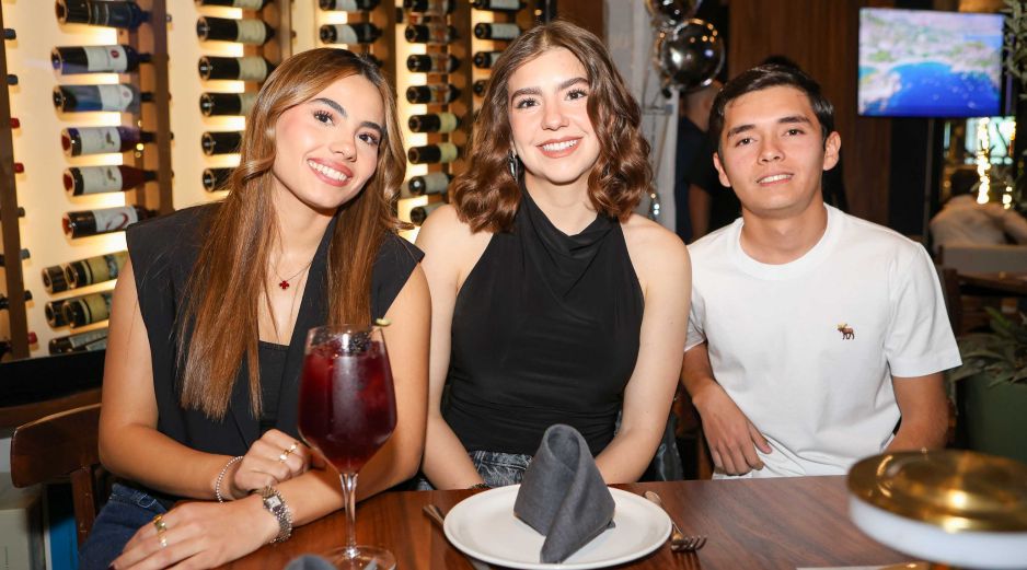 Claudia Zaragoza, Allison Cuevas y César Espinoza. GENTE BIEN JAISCO / T. Martínez