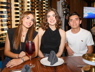 Claudia Zaragoza, Allison Cuevas y César Espinoza. GENTE BIEN JAISCO / T. Martínez