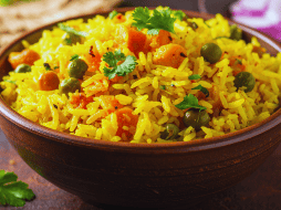 Incluir chícharos en la dieta puede mejorar la salud general y prevenir enfermedades crónicas, como la diabetes y los problemas cardiovasculares. ESPECIAL / CANVA