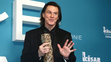 La gala estuvo plagada de bromas y pequeños homenajes al dos veces ganador de un Globo de Oro. EFE/C.Petit