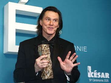 La gala estuvo plagada de bromas y pequeños homenajes al dos veces ganador de un Globo de Oro. EFE/C.Petit