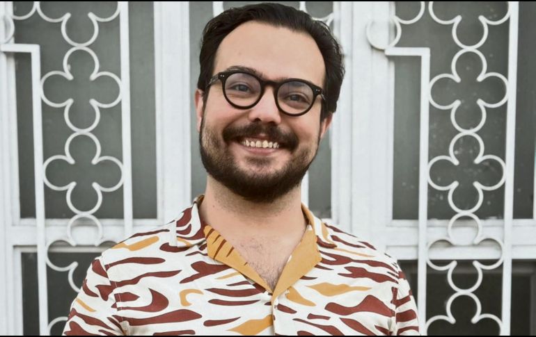 El escritor Daniel López Romo, posa con un ejemplar de su libro “Tienda de Mascotas”. CORTESÍA