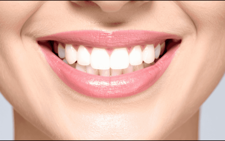 Vómito, diarrea, distensión gástrica o irritaciones de las mucosas son sólo algunas de las consecuencias que puede causar el agua oxigenada o bicarbonato de sodio si se utiliza para blanquear los dientes. CANVA