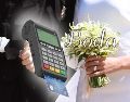 Recién casados ofrecen terminal bancaria para regalo de boda. EFE / ARCHIVO
