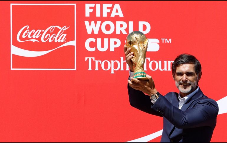 El exfutbolista argentino Roberto Ayala levanta la Copa del Mundo FIFA en la Ciudad de México. EFE / S. Gutiérrez