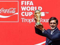 El exfutbolista argentino Roberto Ayala levanta la Copa del Mundo FIFA en la Ciudad de México. EFE / S. Gutiérrez