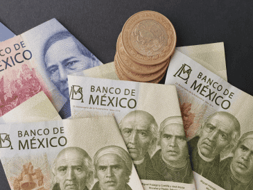 Un elemento clave dentro del cálculo es la prima de antigüedad, la cual incrementa el monto total dependiendo del tiempo laborado.  CANVA