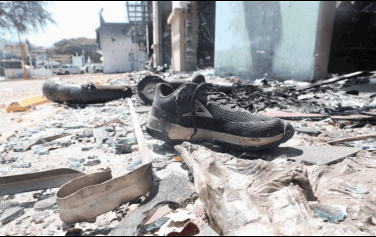 Entre cenizas, metal fundido y fachadas carbonizadas, la cuadra sigue contando su historia sin necesidad de palabras. SUN/J. C. Williams