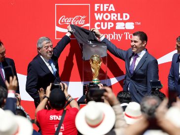 El trofeo inicia su recorrido en la ciudad de Guadalajara en el estado de Jalisco en el occidente del país. EFE/S. Gutiérrez