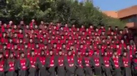 Templete en la Ibero se desploma en plena foto de graduación (VIDEO)