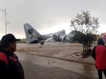 La gente que estaba en el lugar reportó que quedaron esparcidos en el sitio billetes que eran transportados en el avión. EFE/ Noticias San Roque D7