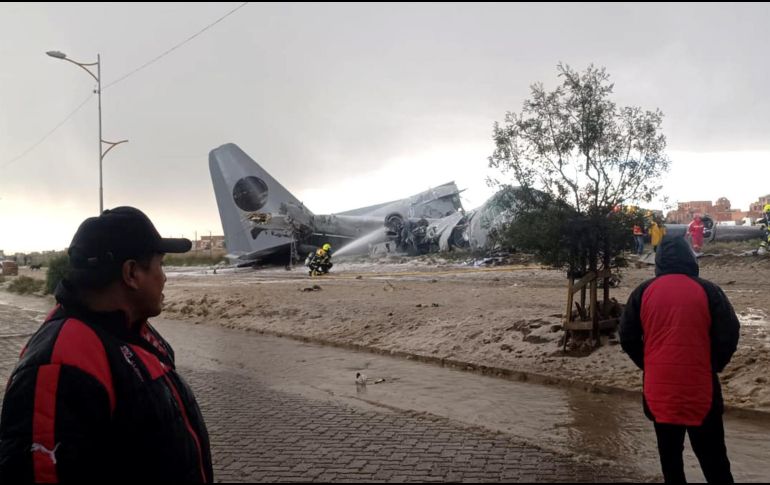 La gente que estaba en el lugar reportó que quedaron esparcidos en el sitio billetes que eran transportados en el avión. EFE/ Noticias San Roque D7