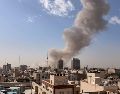 Una columna de humo se eleva al cielo tras una explosión en Teherán. Israel y las bases militares de Estados Unidos en la región se encuentran en alerta por la posible reacción de Irán. AP