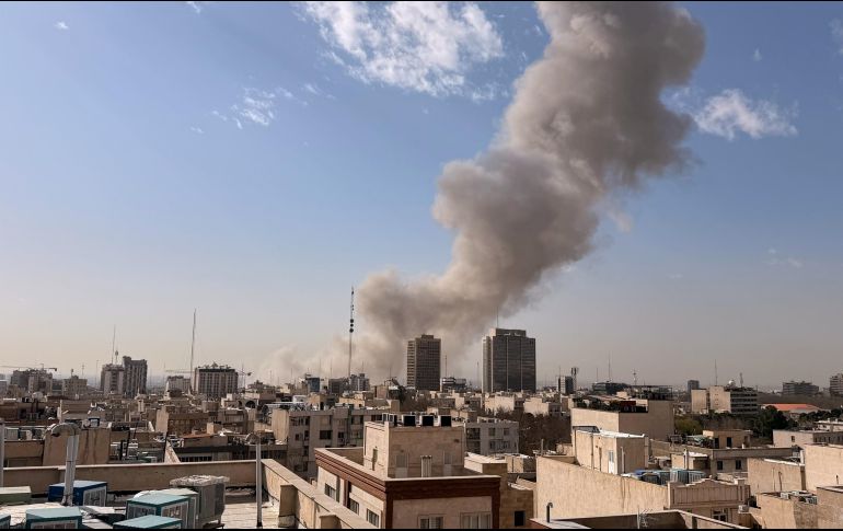 Una columna de humo se eleva al cielo tras una explosión en Teherán. Israel y las bases militares de Estados Unidos en la región se encuentran en alerta por la posible reacción de Irán. AP