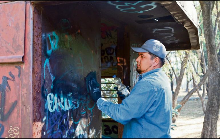 Personal especializado retira grafiti con técnicas que protegen la estructura y el valor patrimonial de la pieza. ESPECIAL