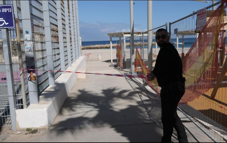 Un agente de seguridad israelí bloquea la entrada a la playa de Haifa tras la detección de misiles iraníes rumbo a Israel. EFEA. Safadi