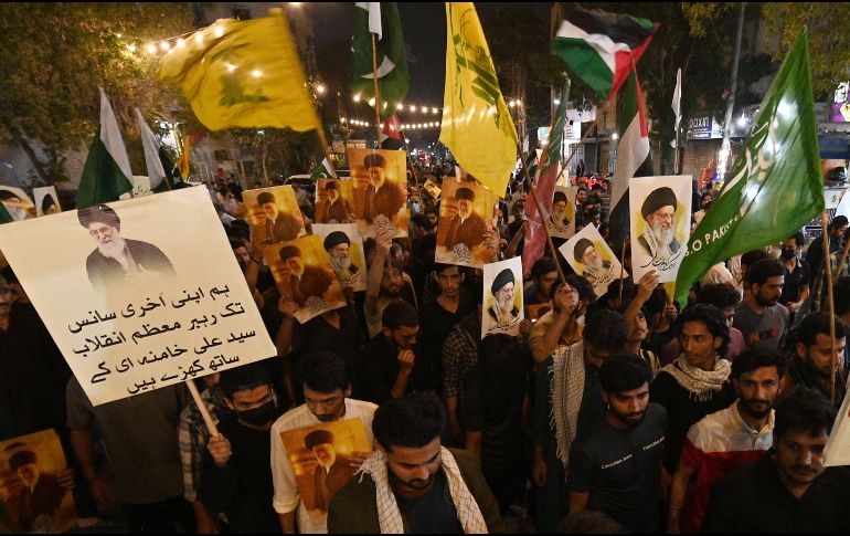 Personas sostienen retratos del líder supremo iraní, el ayatolá Alí Jamenei, durante una protesta contra Estados Unidos e Israel en Karachi, Pakistán. EFE/S. Akber