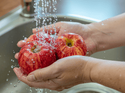 Los jabones y detergentes contienen surfactantes, fragancias, colorantes y otras sustancias que no han sido evaluadas para la ingestión humana. CANVA