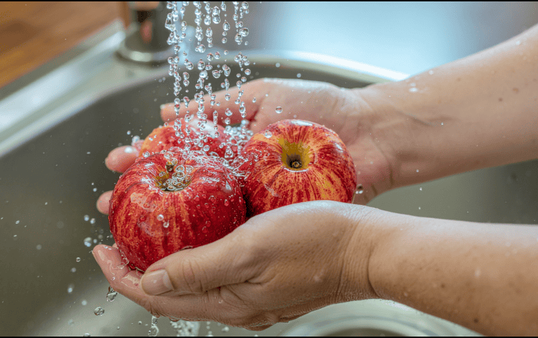 Los jabones y detergentes contienen surfactantes, fragancias, colorantes y otras sustancias que no han sido evaluadas para la ingestión humana. CANVA