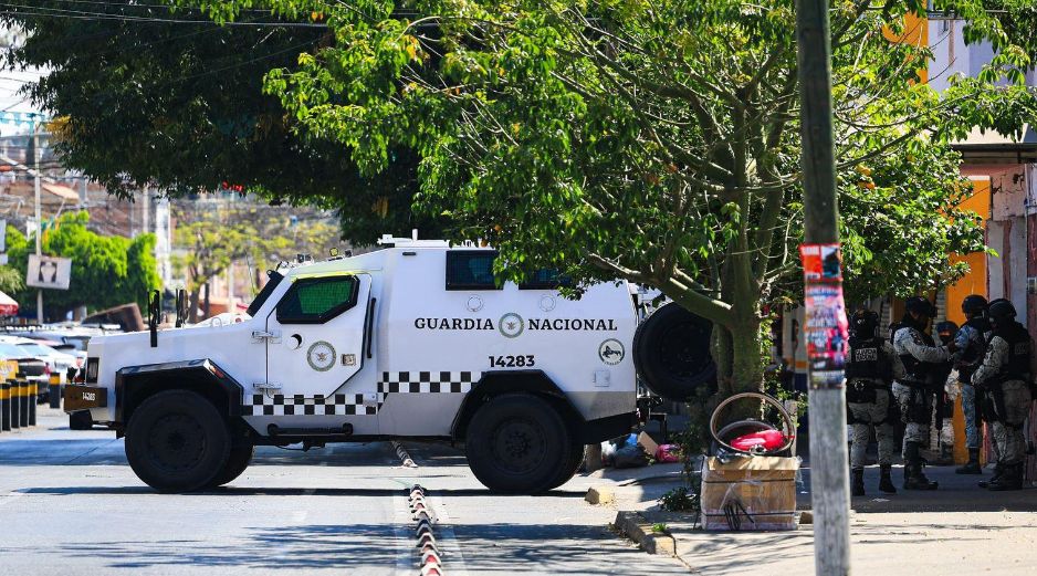 Ángel, vecino de la colonia San Andrés, prefirió hacer compras para dos días y resguardarse en casa. EL INFORMADOR / J. ACOSTA