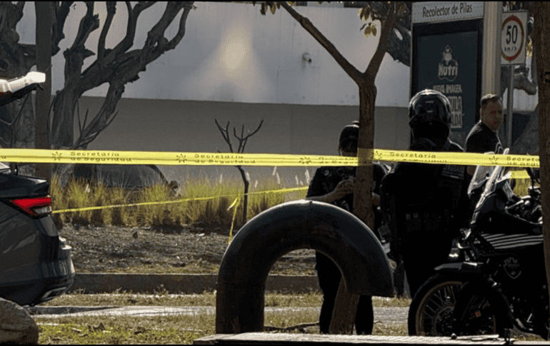 Uno de los automóviles afectados es un Nissan Versa que contaba con reporte de robo horas antes y que fue abandonado en el lugar. ESPECIAL / EL INFORMADOR