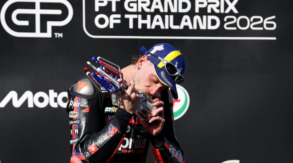 Con un gran ritmo y clara superioridad por parte de Aprilia, Marco Bezzecchi dominó sin rivales el MotoGP de Tailandia. EFE/ R. YONGRIT