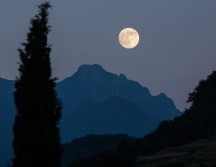 El mejor momento para verla será justo después del atardecer, cuando aparece en el horizonte con un tono más anaranjado debido a un efecto óptico de la atmósfera. PIXABAY