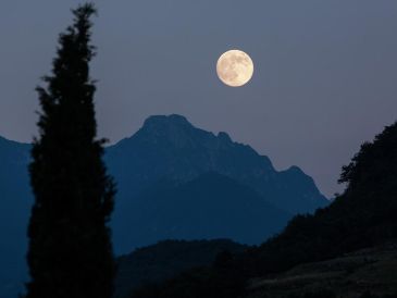 El mejor momento para verla será justo después del atardecer, cuando aparece en el horizonte con un tono más anaranjado debido a un efecto óptico de la atmósfera. PIXABAY