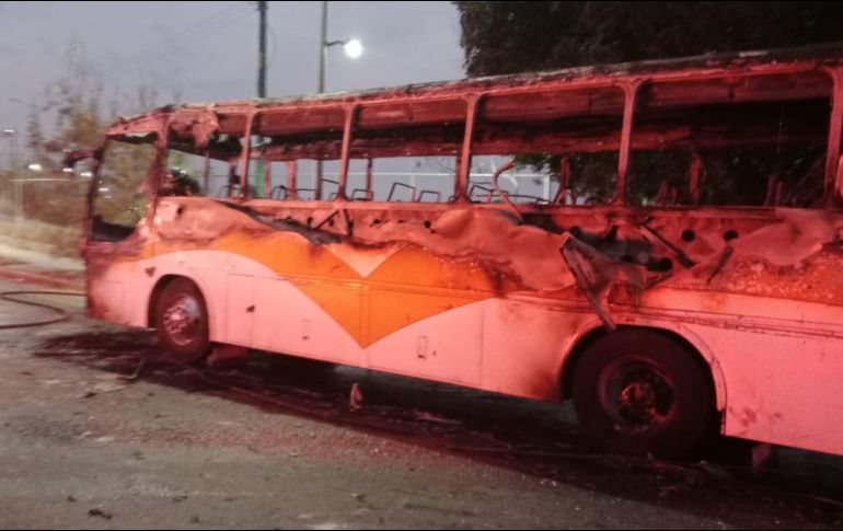 Un camión de pasajeros se incendió esta tarde por la incorporación de Carretera a Chapala hacia la Avenida Lázaro Cárdenas en la colonia Revolución del municipio de Tlaquepaque. ESPECIAL