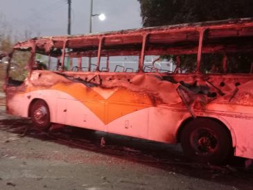 Un camión de pasajeros se incendió esta tarde por la incorporación de Carretera a Chapala hacia la Avenida Lázaro Cárdenas en la colonia Revolución del municipio de Tlaquepaque. ESPECIAL