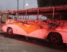 Un camión de pasajeros se incendió esta tarde por la incorporación de Carretera a Chapala hacia la Avenida Lázaro Cárdenas en la colonia Revolución del municipio de Tlaquepaque. ESPECIAL