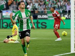 Álvaro Fidalgo se estrenó como goleador con el Betis al definir con clase en el derbi frente al Sevilla. AFP/ C. QUICLER.