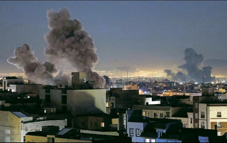 Columnas de humo se elevan tras el impacto de misiles iraníes en zona urbana de Israel, en la más reciente escalada del conflicto regional. AFP