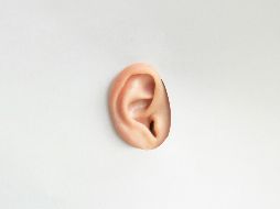 El cerumen, formado por células muertas y aceites naturales, actúa como una barrera frente al polvo y la suciedad. Unsplash