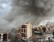 Columnas de humo se elevan desde edificios en Teherán el 2 de marzo del  2026. AP/M. Ganji