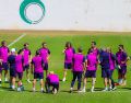 El entrenamiento se desarrolló en un ambiente relajado, con ejercicios de calentamiento, trabajo con balón y dinámicas recreativas que permitieron la interacción con los aficionados. EL INFORMADOR/ A. NAVARRO.