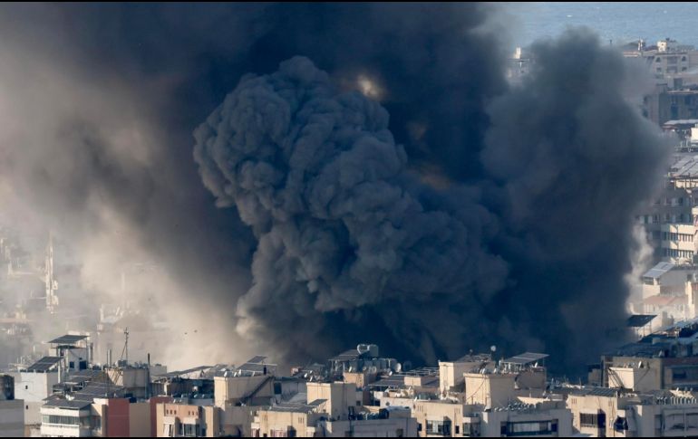 Vista de la columna de humo tras un ataque aéreo israelí en Bourj Al Barajneh, en los suburbios del sur de Beirut, Líbano, este lunes. EFE/ Wael Hamzeh