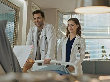 El actor Giuseppe Gamba  preparó su papel visitando hospitales para comprender la cotidianidad y la “armadura” emocional de los médicos. CORTESÍA