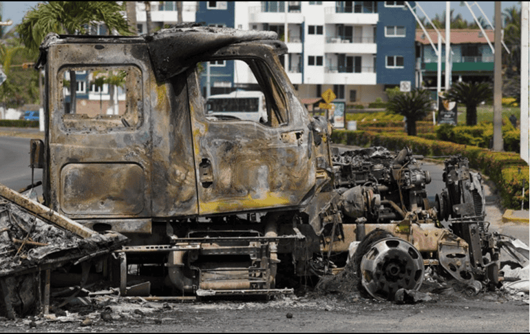 Fotografía de un vehículo incendiado en una vía de Puerto Vallarta, Jalisco. EFE/A. Montero
