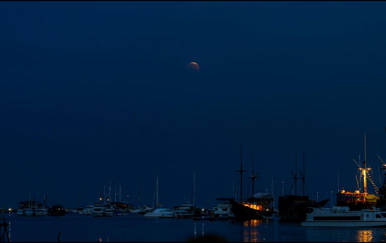 DENPASAR (Indonesia), 03/03/2026.- A total lunar eclipse is seen in the night sky over Serangan Port in Bali, Indonesia, 03 March 2026. EFE/EPA/MADE NAGI