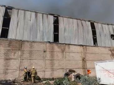Autoridades informaron que el fuego se extendió en un área aproximada de 40 x 80 metros dentro de la recicladora. CAPTURA DE PANTALLA/CORTESÍA
