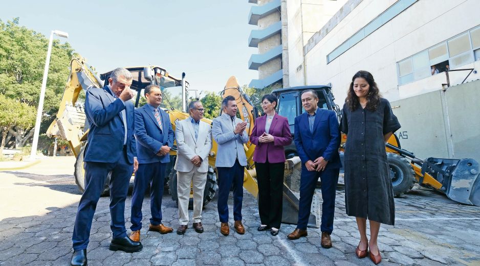 OBRAS. Héctor Raúl Pérez Gómez, secretario de Salud, Pablo Lemus y María Elena González, directora general del Hospital Civil de Guadalajara. ESPECIAL