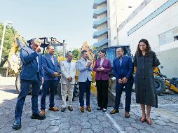OBRAS. Héctor Raúl Pérez Gómez, secretario de Salud, Pablo Lemus y María Elena González, directora general del Hospital Civil de Guadalajara. ESPECIAL