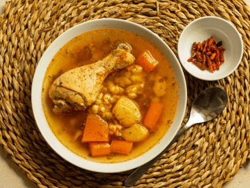 Muchos especialistas miran esto como mitos, más que realidades, pero no pueden negar que un plato de algo caliente es reconfortante cuando se tiene un malestar, sea cual sea la causa.  CANVA